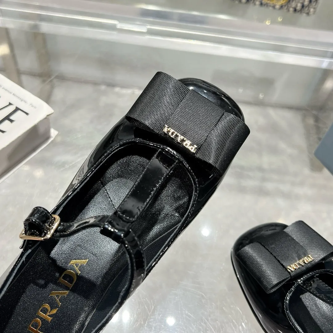 👟👟Ex-factory price 540👟👟 Prada 25ss early spring new model 🌟 Recommended by major bloggers in Xiaohongshu, showing classic charm. Injection-molded leather outsole, imported mixed-breed sheep lining. These velvet-textured pumps combine elegance with modern sophistication, and the delicate bow adds a romantic touch. The upper is decorated with grosgrain bow and metal buckle. Metal letter logo. Decorated with metal letter logo. Velvet texture covered heel with height 4.5cm. Size: 35 to 40 (41 is custom-made and cannot be returned or exchanged)